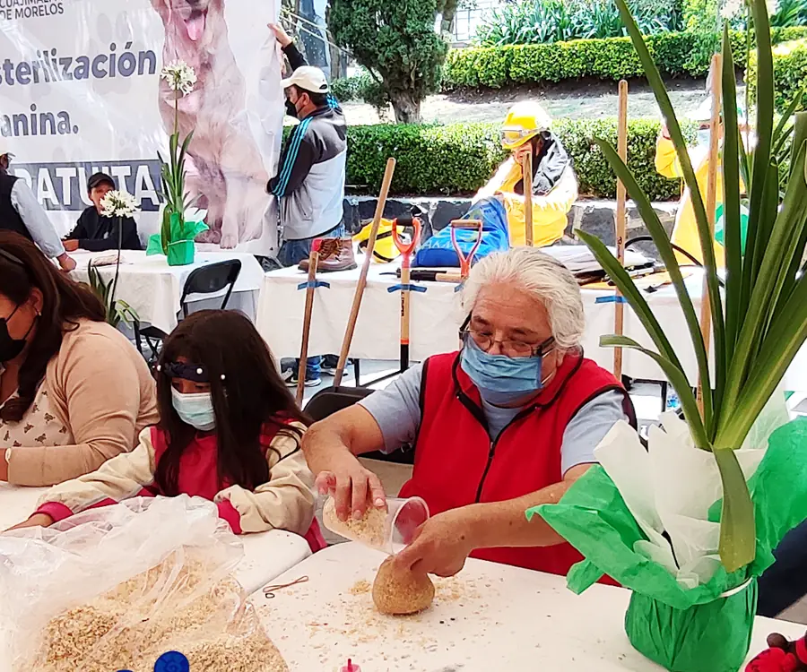 Taller de medio ambiente con materiales reciclados